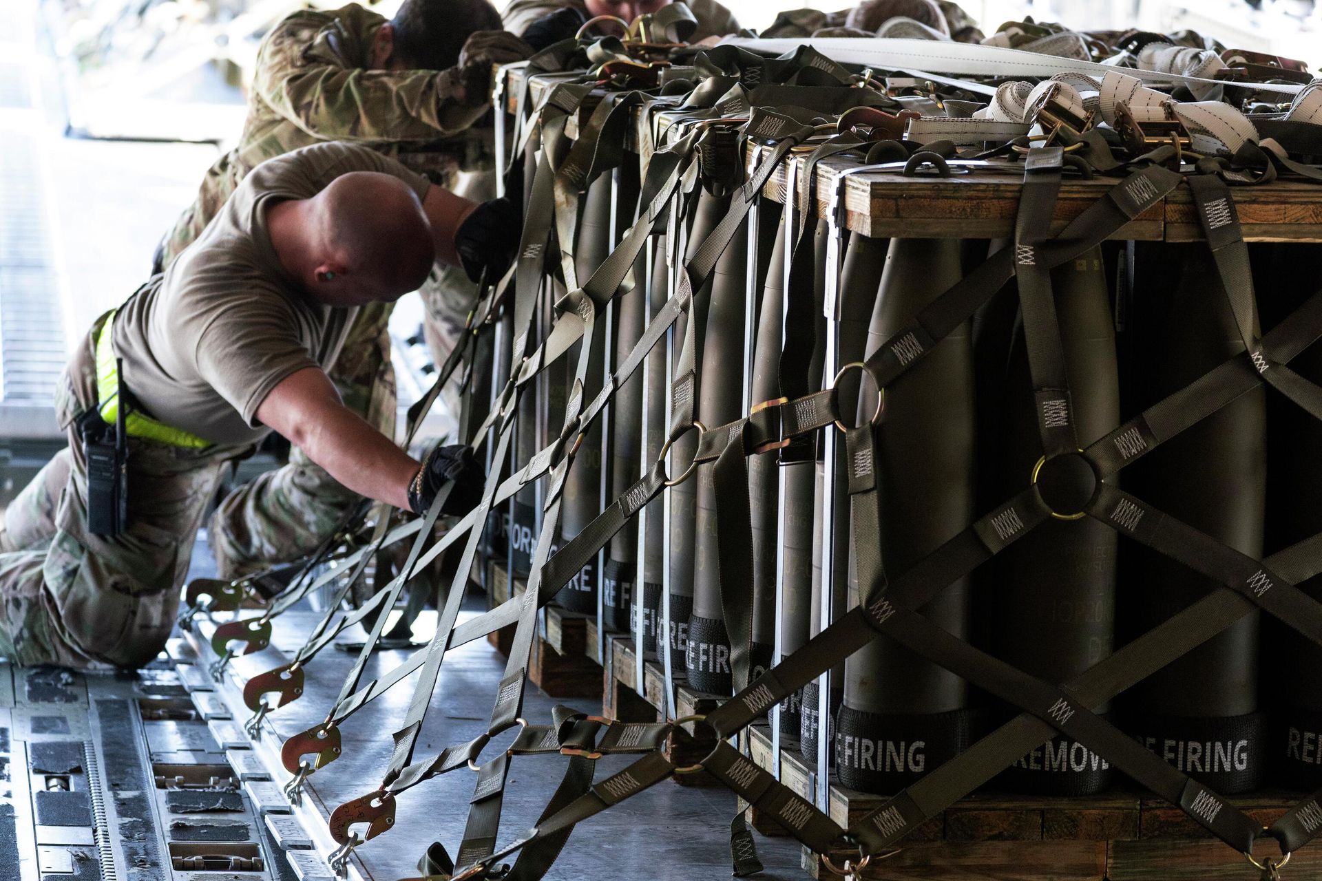 Погрузка боеприпасов для отправки на Украину на базе ВВС США Довер Погрузка боеприпасов для отправки на Украину на базе ВВС США Довер - РИА Новости, 1920, 16.12.2024