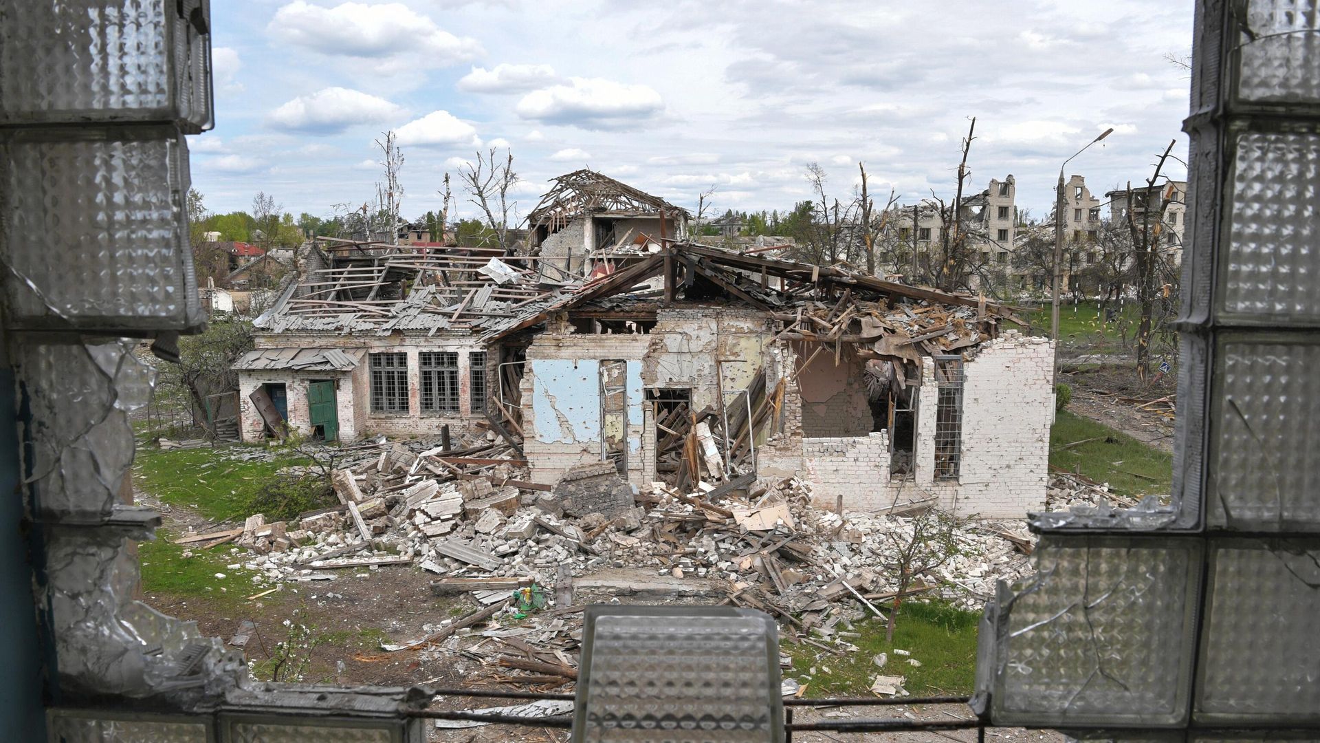 Разрушенные здания в промышленной зоне города Рубежное Разрушенные здания в промышленной зоне города Рубежное - РИА Новости, 1920, 03.05.2022