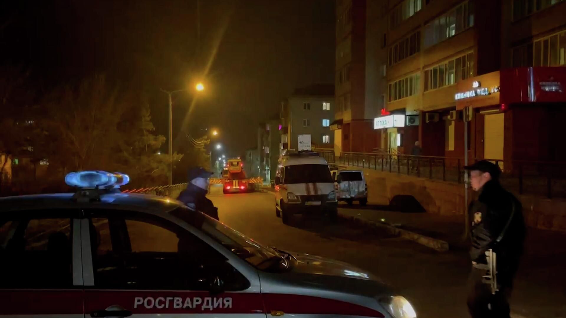 Оцепление вокруг дома в Чите, где мужчина удерживает трехлетнего ребенка Оцепление вокруг дома в Чите, где мужчина удерживает трехлетнего ребенка - РИА Новости, 1920, 30.04.2022