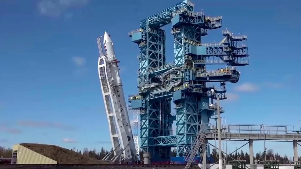 Установка ракеты Ангара-1.2 со спутником Минобороны РФ на стартовый стол космодрома Плесецк. Кадр видео Установка ракеты Ангара-1.2 со спутником Минобороны РФ на стартовый стол космодрома Плесецк. Кадр видео - РИА Новости, 1920, 30.04.2022
