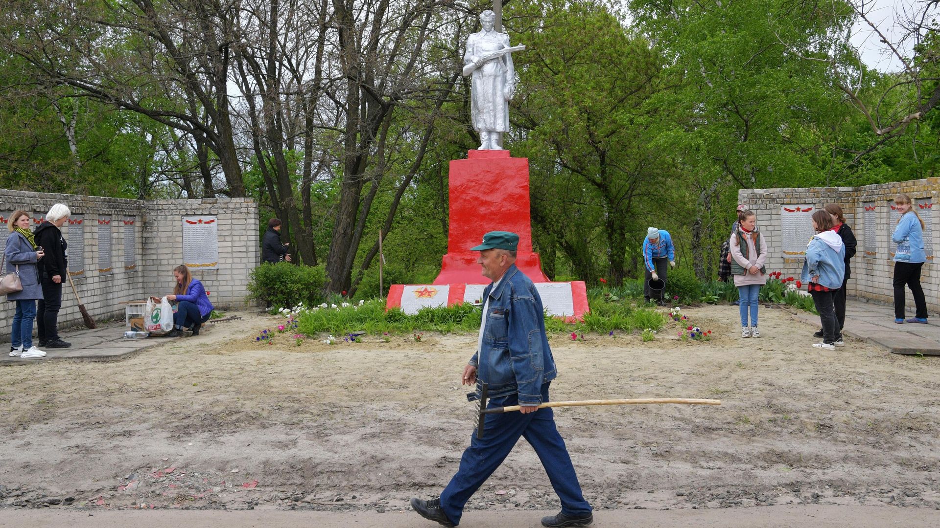 Жители села Гречишкино в ЛНР проводят восстановительные работы на братских могилах советских воинов, погибших в Великую Отечественную Войну Жители села Гречишкино в ЛНР проводят восстановительные работы на братских могилах советских воинов, погибших в Великую Отечественную Войну - РИА Новости, 1920, 30.04.2022
