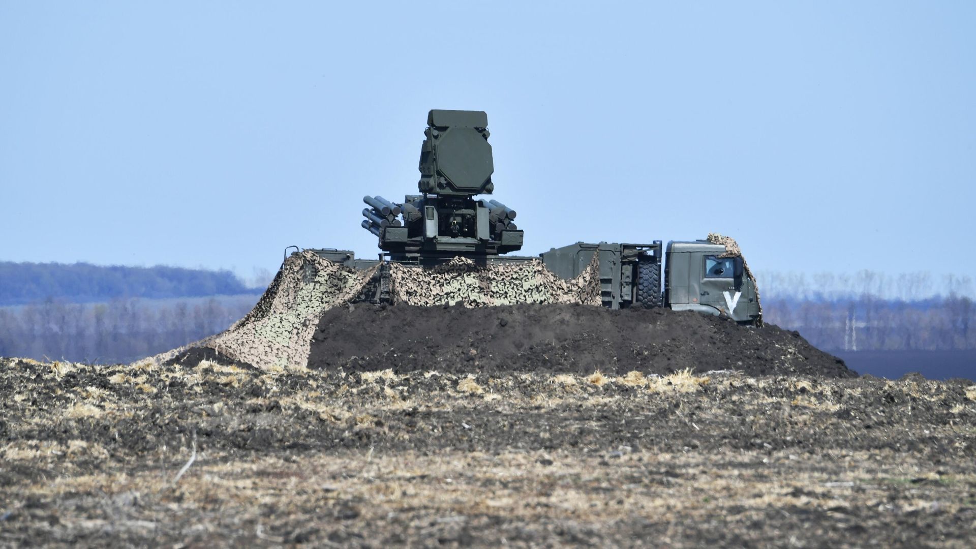 Зенитный ракетно-пушечный комплекс (ЗРПК) Панцирь-С1 на полевом аэродроме ВКС России Зенитный ракетно-пушечный комплекс (ЗРПК) Панцирь-С1 на полевом аэродроме ВКС России - РИА Новости, 1920, 22.11.2022