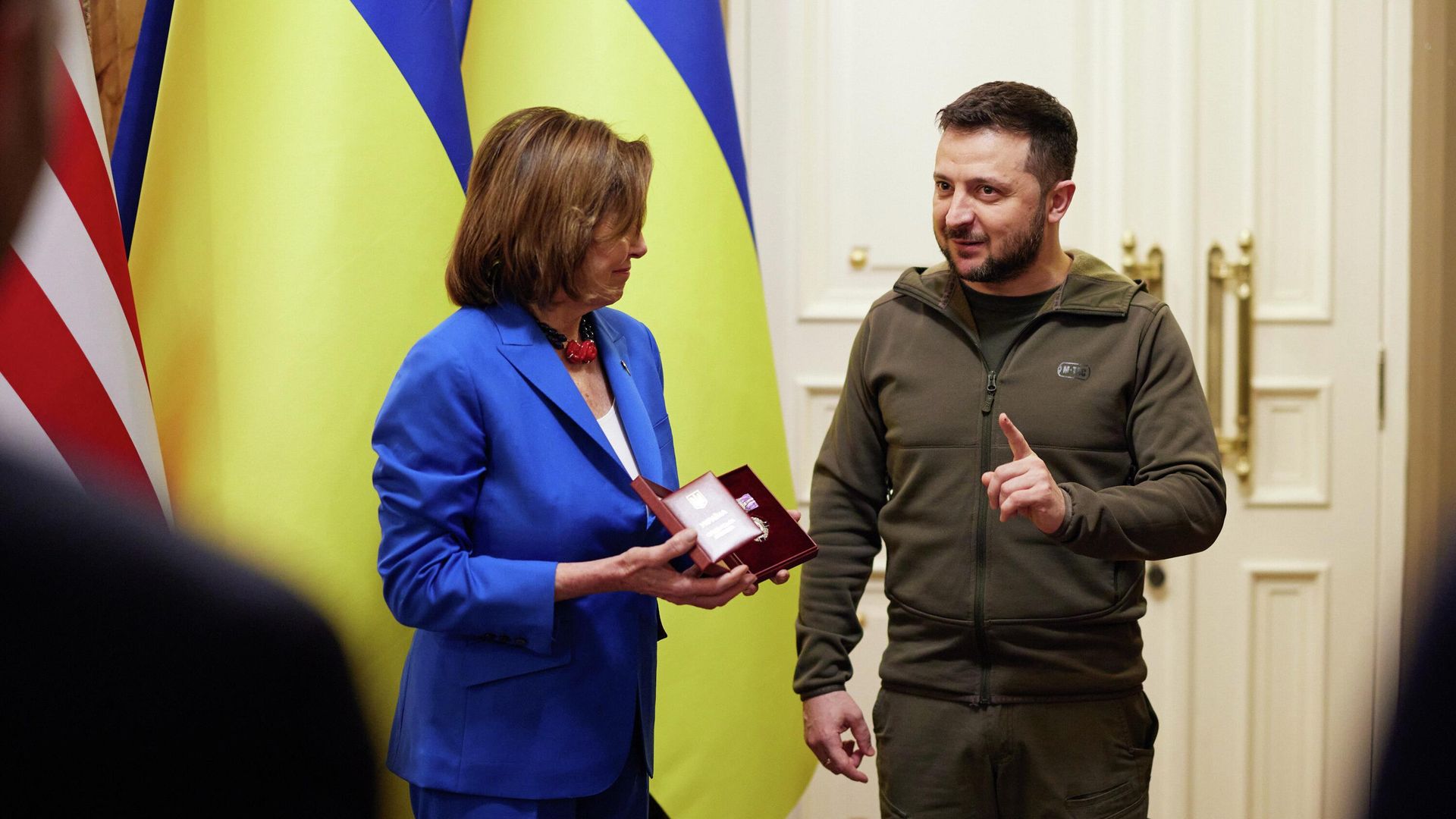 Президент Украины Владимир Зеленский во время встречи со спикером палаты представителей конгресса США Ненси Пелоси в Киеве Президент Украины Владимир Зеленский во время встречи со спикером палаты представителей конгресса США Ненси Пелоси в Киеве - РИА Новости, 1920, 22.05.2022
