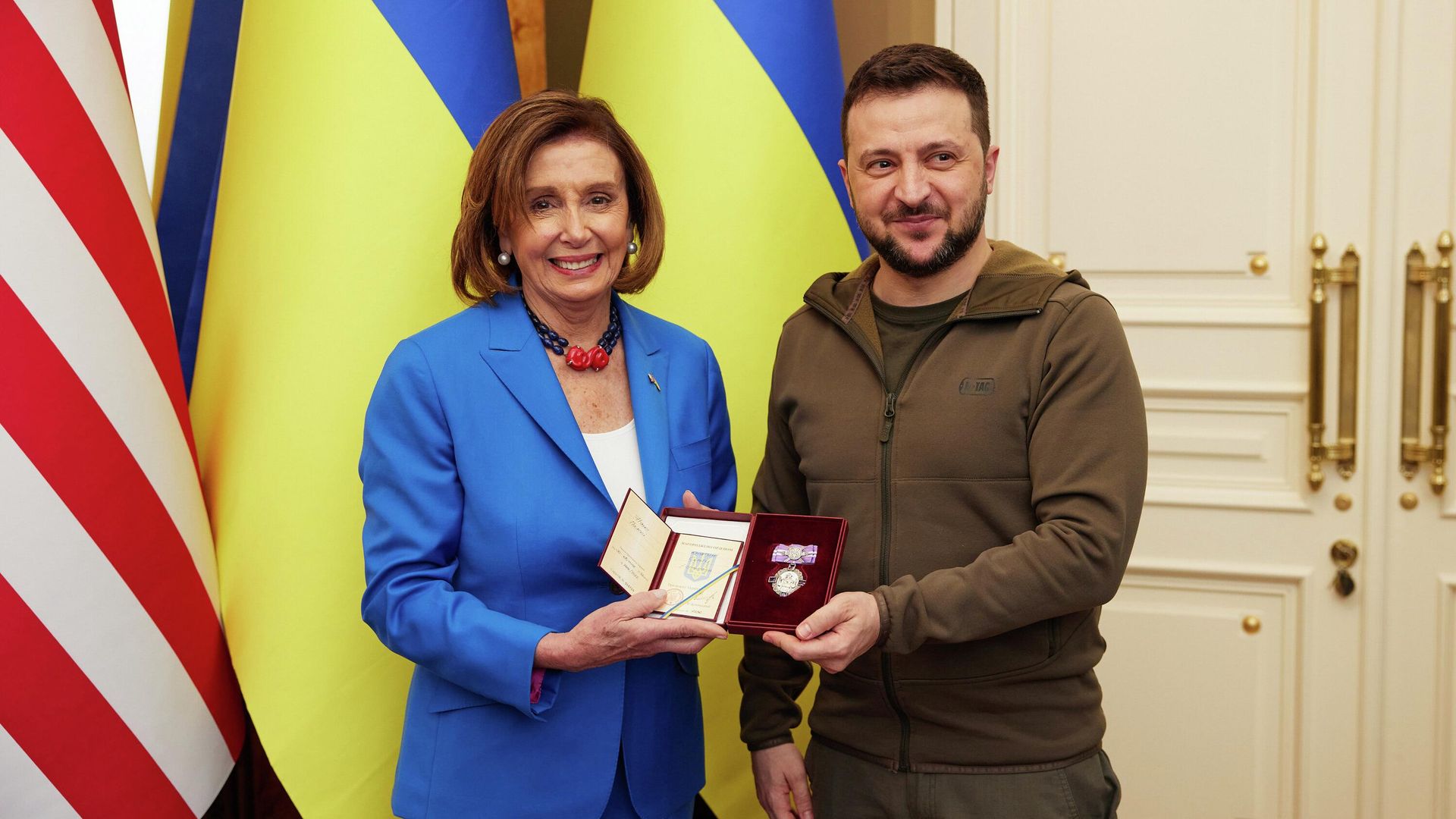 Президент Украины Владимир Зеленский во время встречи со спикером палаты представителей конгресса США Ненси Пелоси в Киеве Президент Украины Владимир Зеленский во время встречи со спикером палаты представителей конгресса США Ненси Пелоси в Киеве - РИА Новости, 1920, 01.05.2022