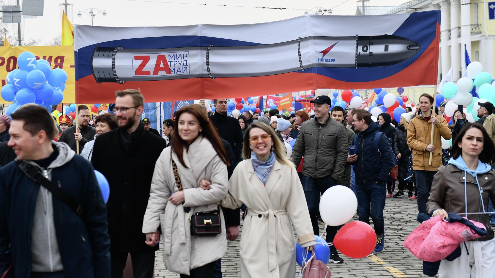 Участники шествия на проспекте Ленина в Екатеринбурге, посвященного празднику Весны и Труда Участники шествия на проспекте Ленина в Екатеринбурге, посвященного празднику Весны и Труда - РИА Новости, 1920, 01.05.2022