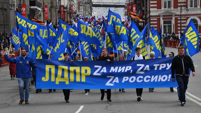 Сторонники партии ЛДПР на первомайской демонстрации во Владивостоке Сторонники партии ЛДПР на первомайской демонстрации во Владивостоке