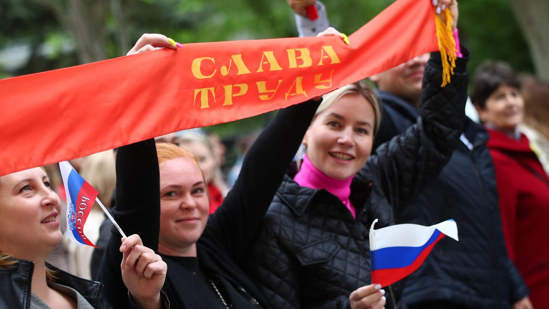 Участники первомайской демонстрации в Волгограде несут баннер с надписью Слава труду Участники первомайской демонстрации в Волгограде несут баннер с надписью Слава труду - РИА Новости, 1920, 01.05.2022