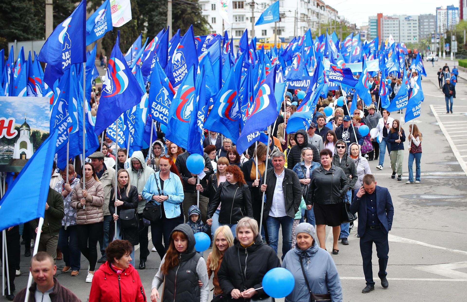 Сторонники партии Единая Россия участвуют в первомайской демонстрации в Волгограде - РИА Новости, 1920, 27.04.2023