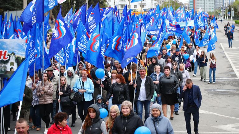 Сторонники партии Единая Россия участвуют в первомайской демонстрации в Волгограде