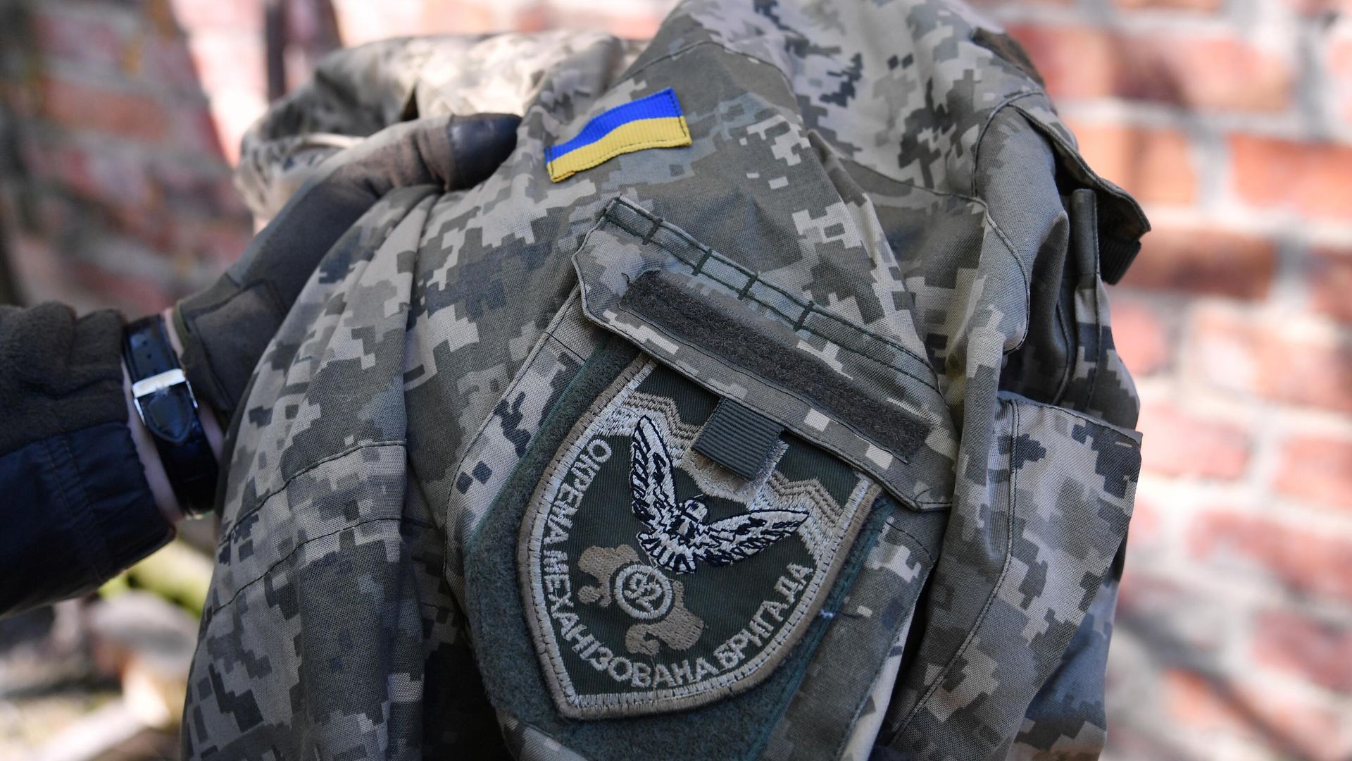 Боец МВД ЛНР демонстрирует форму, найденную в доме участника боевых действий АТО в селе Рубежное Боец МВД ЛНР демонстрирует форму, найденную в доме участника боевых действий АТО в селе Рубежное - РИА Новости, 1920, 02.05.2022