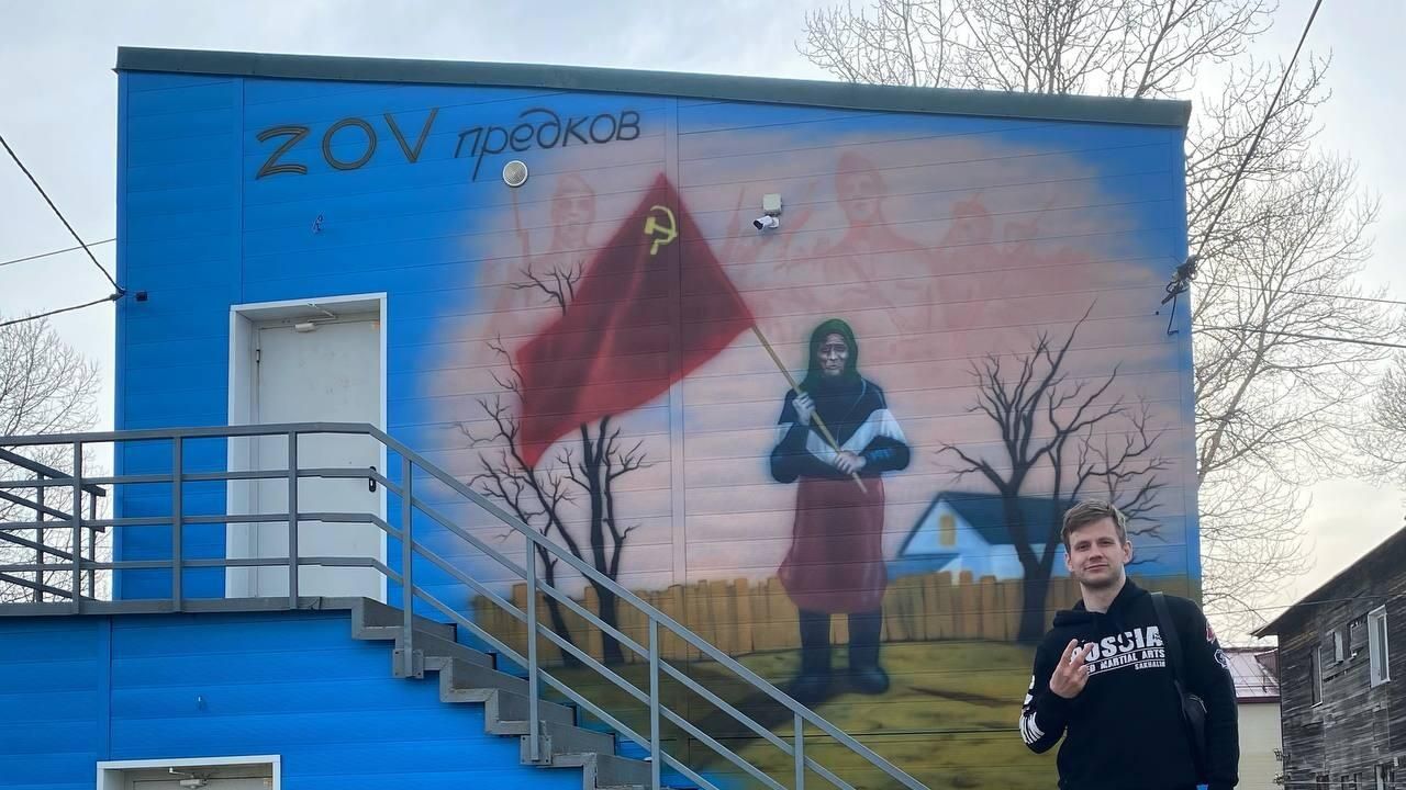 Стрит-арт с украинской бабушкой с советским флагом появился на Сахалине Стрит-арт с украинской бабушкой с советским флагом появился на Сахалине - РИА Новости, 1920, 02.05.2022