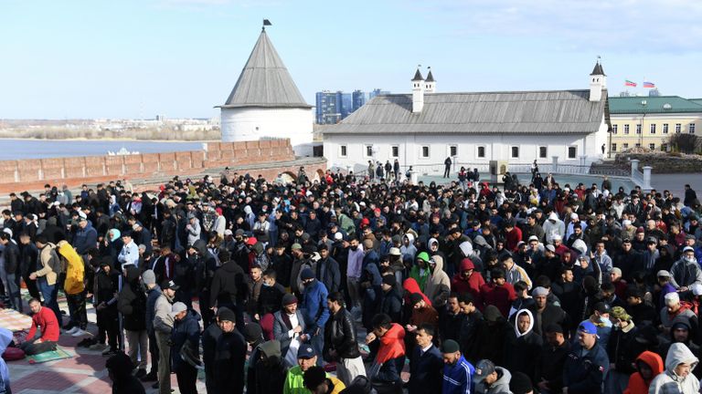 Верующие возле мечети Кул Шариф в Казани в день праздника Ураза-байрам Верующие возле мечети Кул Шариф в Казани в день праздника Ураза-байрам
