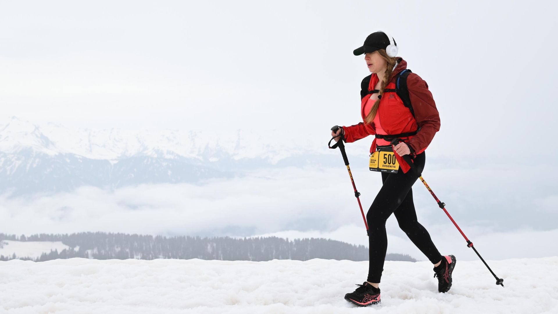 Спортсмен на дистанции гонки Rosa Peak, вертикальный километр на фестивале бега Rosa Run на горном курорте Роза Хутор в Сочи Спортсмен на дистанции гонки Rosa Peak, вертикальный километр на фестивале бега Rosa Run на горном курорте Роза Хутор в Сочи - РИА Новости, 1920, 02.05.2022