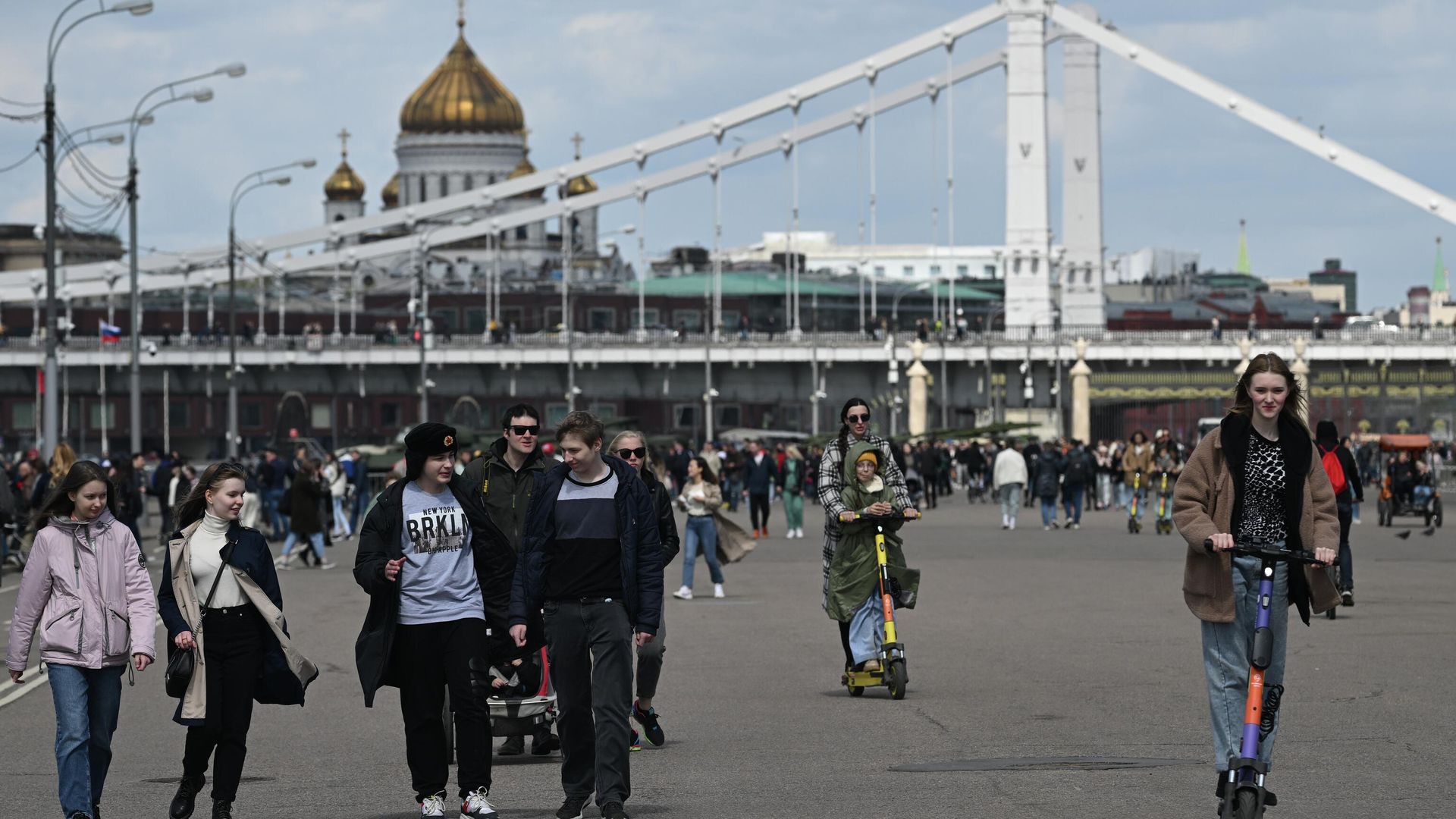 Горожане у Парка Горького в Москве Горожане у Парка Горького в Москве - РИА Новости, 1920, 18.04.2024