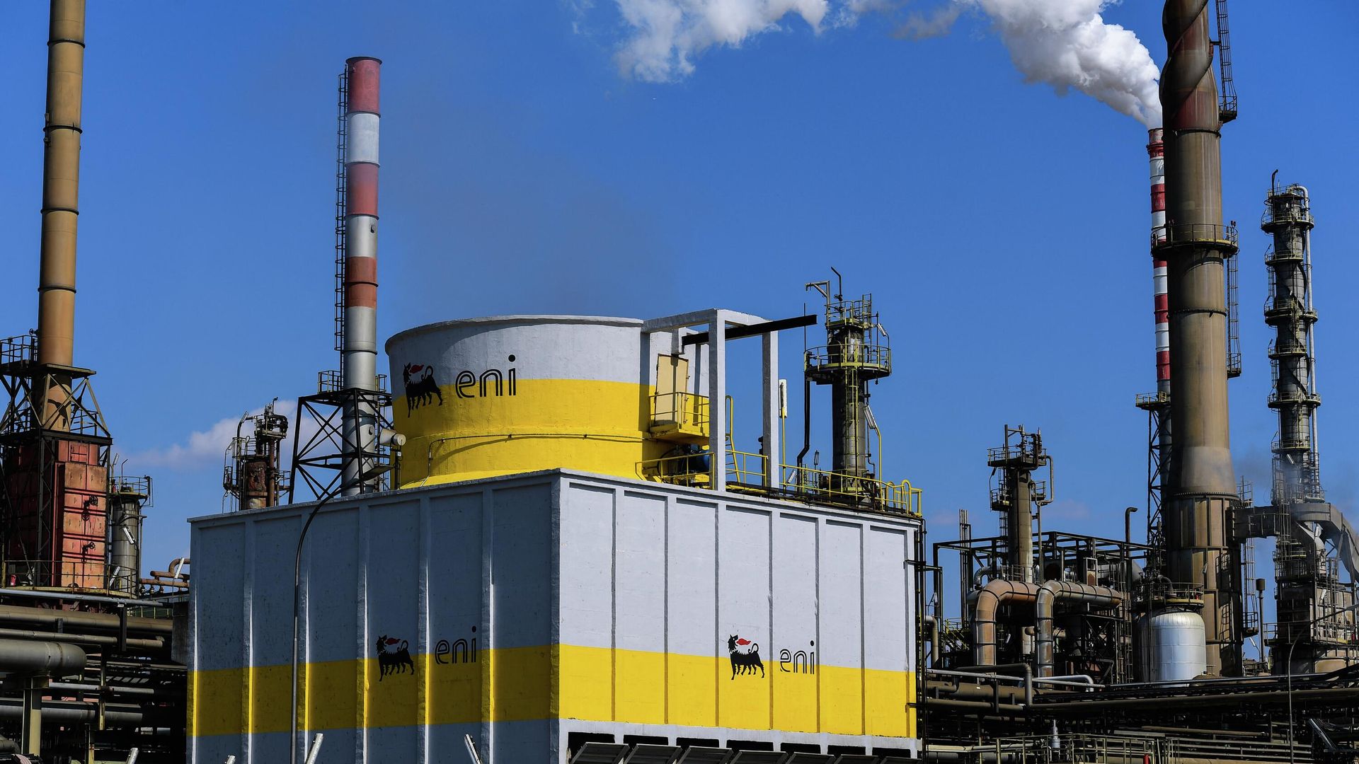 Завод итальянской нефтегазовой компании ENI Завод итальянской нефтегазовой компании ENI - РИА Новости, 1920, 04.05.2022