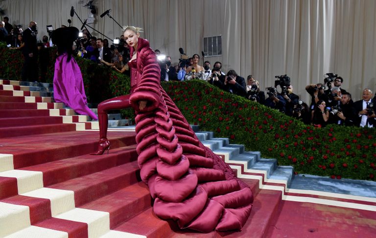 Американская модель Джиджи Хадид на балу Института костюма Met Gala Американская модель Джиджи Хадид на балу Института костюма Met Gala