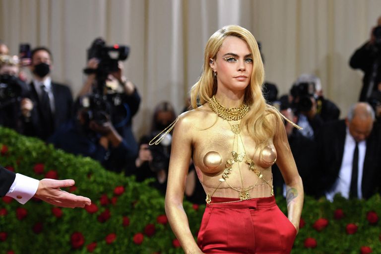 Британская модель Кара Делевинь на балу Института костюма Met Gala Британская модель Кара Делевинь на балу Института костюма Met Gala