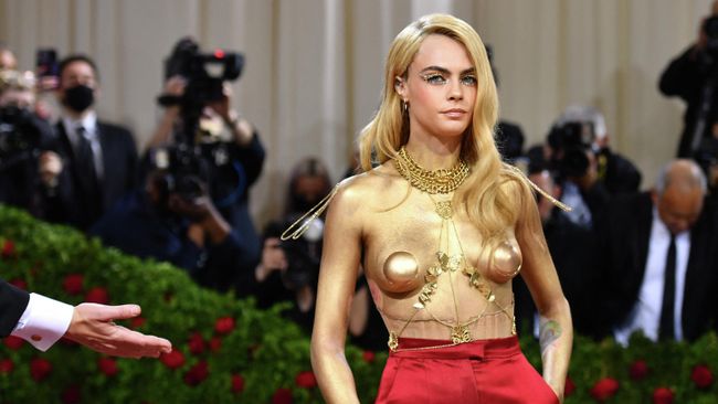 Британская модель Кара Делевинь на балу Института костюма Met Gala