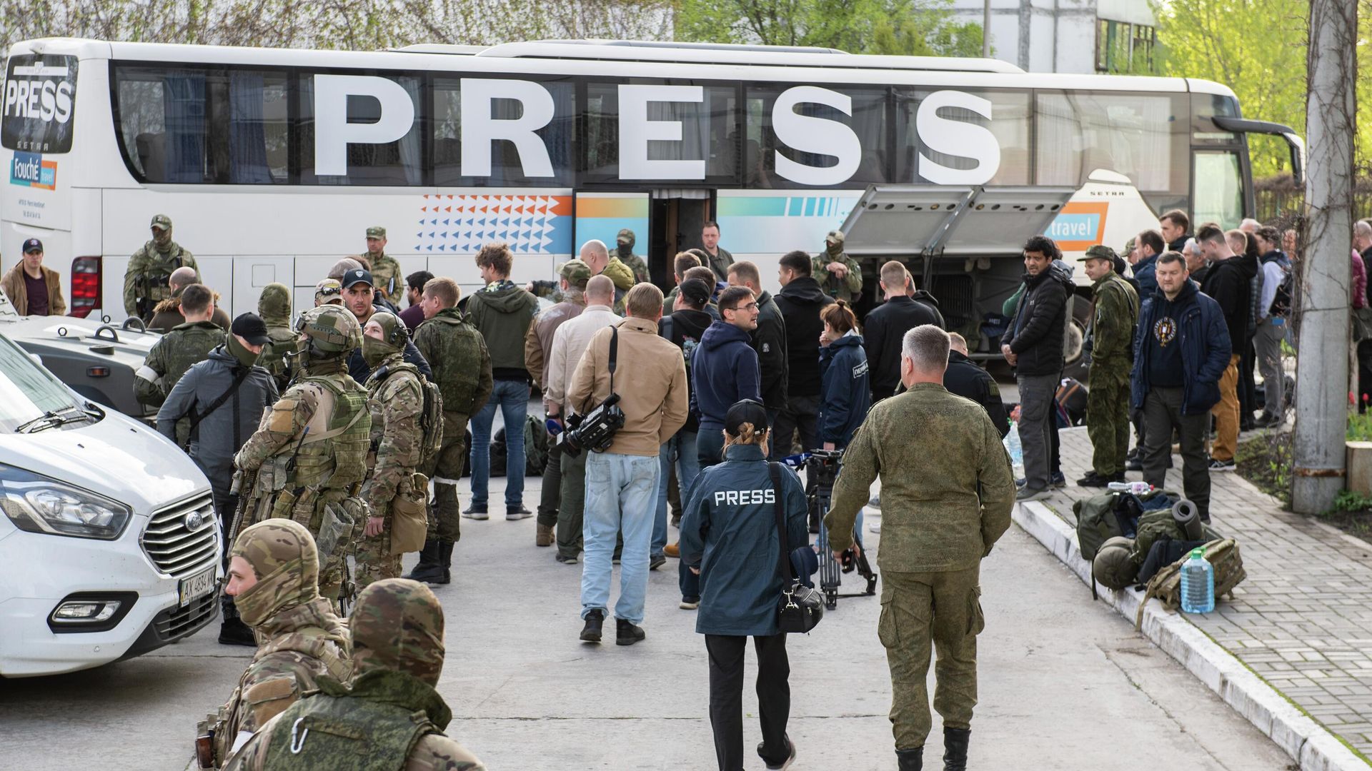Военнослужащий ВС России и международная пресса на территории Запорожской АЭС в Энергодаре Военнослужащий ВС России и международная пресса на территории Запорожской АЭС в Энергодаре - РИА Новости, 1920, 16.06.2022