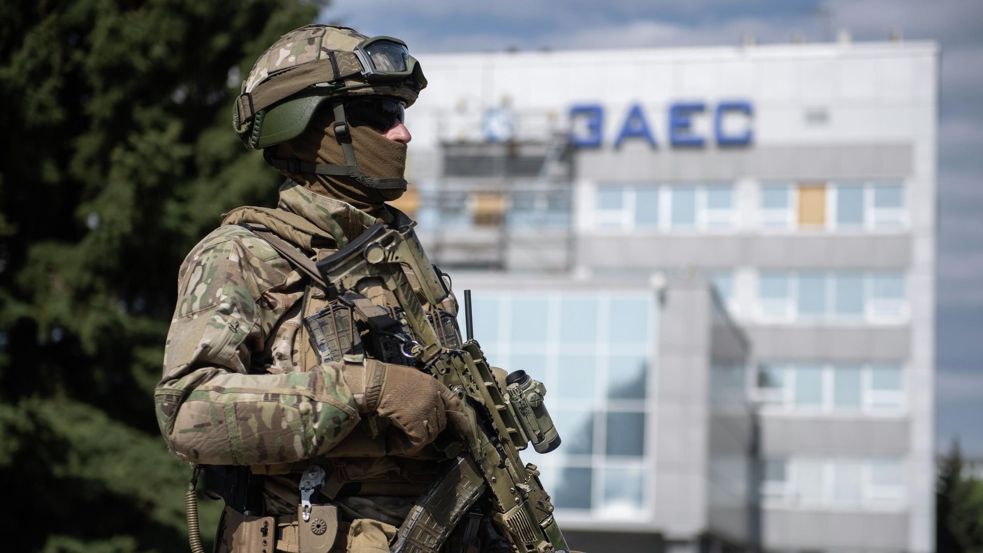 Военнослужащий ВС России на территории Запорожской АЭС в Энергодаре Военнослужащий ВС России на территории Запорожской АЭС в Энергодаре - РИА Новости, 1920, 11.08.2022