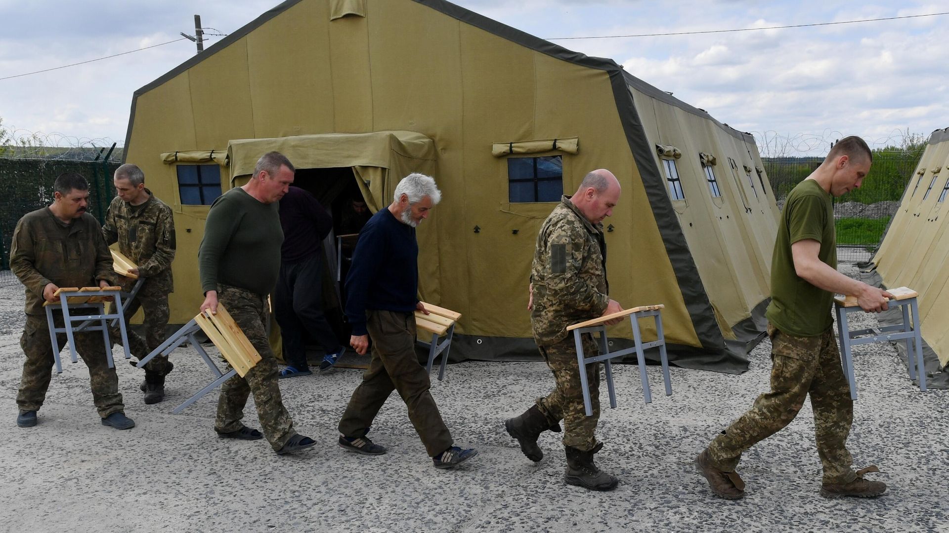 Пункт временного содержания украинских военнопленных на Харьковском направлении Пункт временного содержания украинских военнопленных на Харьковском направлении - РИА Новости, 1920, 26.11.2025