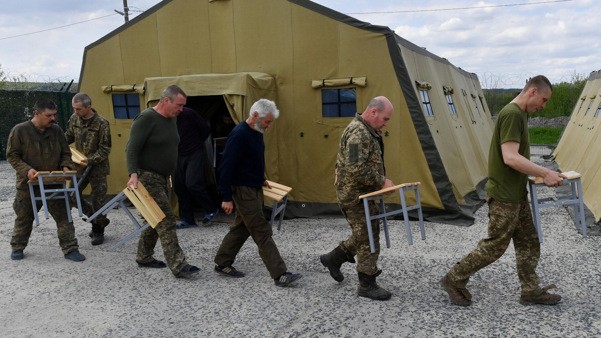Пункт временного содержания украинских военнопленных на Харьковском направлении Пункт временного содержания украинских военнопленных на Харьковском направлении - РИА Новости, 1920, 26.11.2025