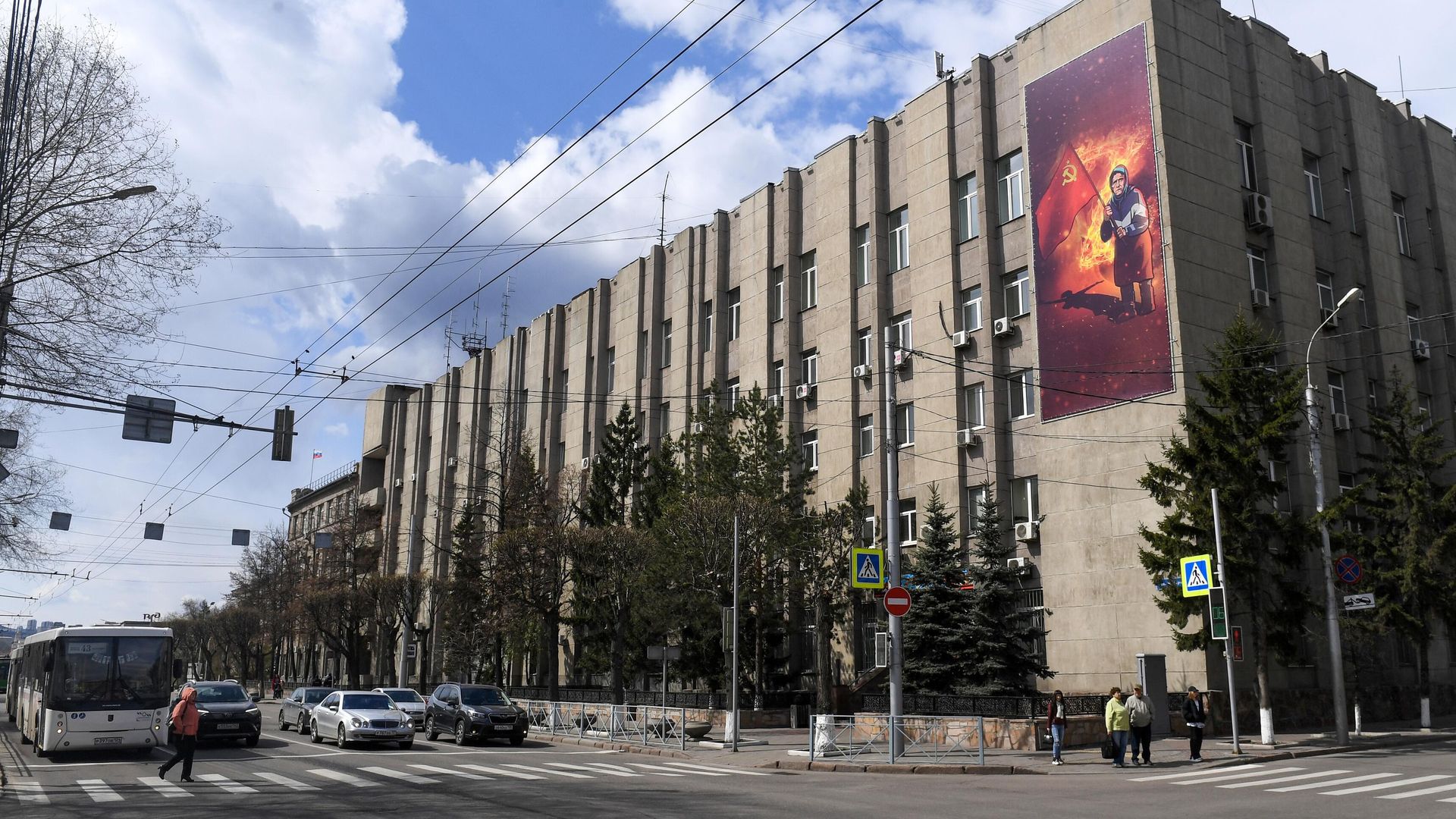 Баннер с изображением бабушки с красным флагом на стене здания ГУ МВД России по Красноярскому краю Баннер с изображением бабушки с красным флагом на стене здания ГУ МВД России по Красноярскому краю - РИА Новости, 1920, 02.05.2022