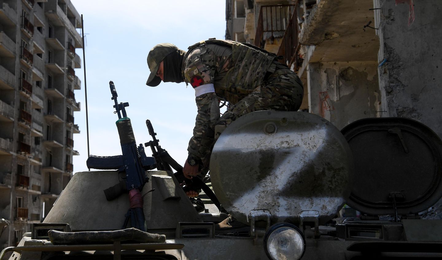 Военнослужащий морской пехоты ВС РФ в районе металлургического комбината Азовсталь в Мариуполе