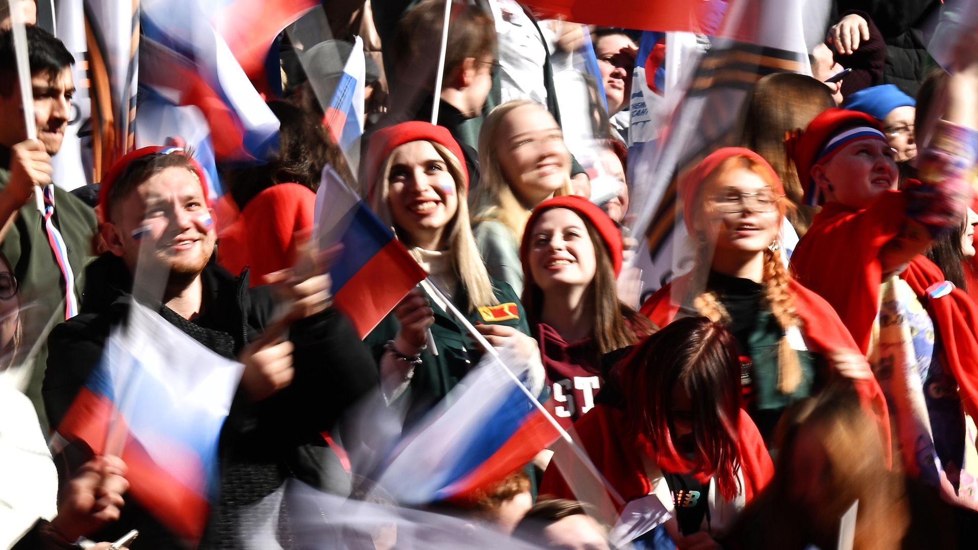 Молодые люди на митинге-концерте в Лужниках Молодые люди на митинге-концерте в Лужниках - РИА Новости, 1920, 10.12.2022