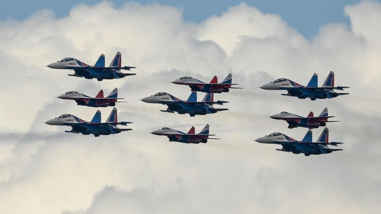 Истребители МиГ-29 и Су-30СМ пилотажных групп Русские витязи и Стрижи в полетном порядке Кубинский бриллиант на репетиции воздушной части парада в честь 77-й годовщины Победы в Великой Отечественной войне Истребители МиГ-29 и Су-30СМ пилотажных групп Русские витязи и Стрижи в полетном порядке Кубинский бриллиант на репетиции воздушной части парада в честь 77-й годовщины Победы в Великой Отечественной войне