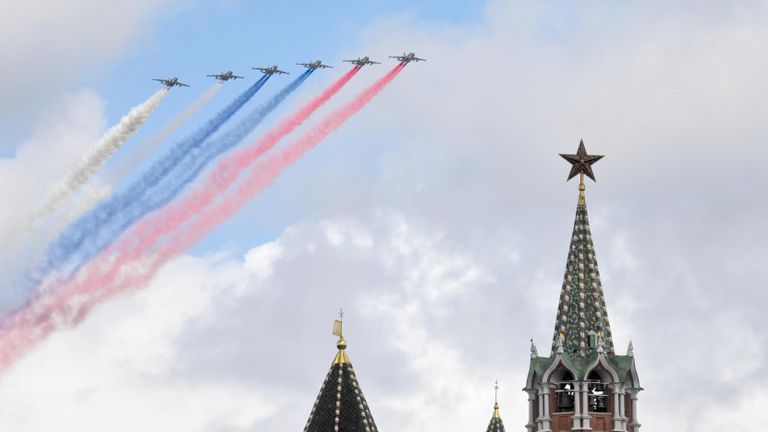 Штурмовики Су-25 на репетиции воздушной части парада в честь 77-й годовщины Победы в Великой Отечественной войне Штурмовики Су-25 на репетиции воздушной части парада в честь 77-й годовщины Победы в Великой Отечественной войне