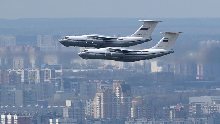 Тяжелые транспортные самолеты Ил-76МД во время генеральной репетиции воздушной части парада в честь 77-й годовщины Победы в Великой Отечественной войне в Москве Тяжелые транспортные самолеты Ил-76МД во время генеральной репетиции воздушной части парада в честь 77-й годовщины Победы в Великой Отечественной войне в Москве