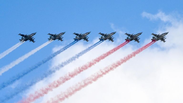 Штурмовики Су-25 на репетиции воздушной части парада в честь 77-й годовщины Победы в Великой Отечественной войне Штурмовики Су-25 на репетиции воздушной части парада в честь 77-й годовщины Победы в Великой Отечественной войне