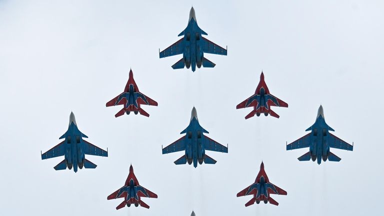 Истребители МиГ-29 и Су-30СМ пилотажных групп Русские витязи и Стрижи в полетном порядке Кубинский бриллиант на репетиции воздушной части парада в честь 77-й годовщины Победы в Великой Отечественной войне Истребители МиГ-29 и Су-30СМ пилотажных групп Русские витязи и Стрижи в полетном порядке Кубинский бриллиант на репетиции воздушной части парада в честь 77-й годовщины Победы в Великой Отечественной войне