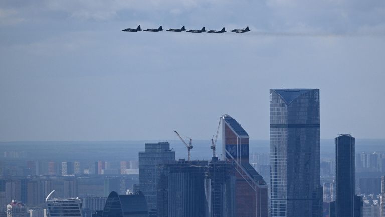 Штурмовики Су-25 пролетают над деловым центром Москва-сити и Поклонной горой во время генеральной репетиции воздушной части парада в честь 77-й годовщины Победы в Великой Отечественной войне в Москве Штурмовики Су-25 пролетают над деловым центром Москва-сити и Поклонной горой во время генеральной репетиции воздушной части парада в честь 77-й годовщины Победы в Великой Отечественной войне в Москве