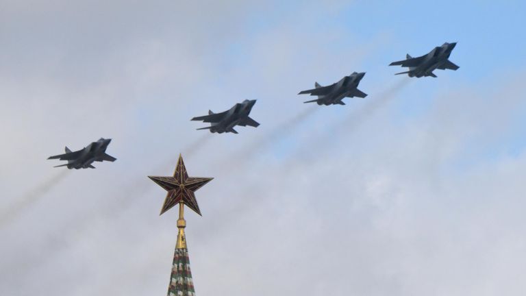 Истребители-перехватчики МиГ-31И с гиперзвуковым авиационным ракетным комплексом Кинжал Истребители-перехватчики МиГ-31И с гиперзвуковым авиационным ракетным комплексом Кинжал