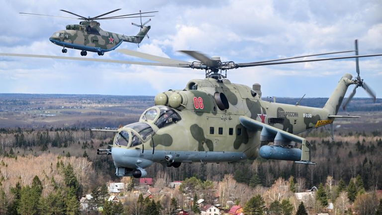 Тяжелый многоцелевой транспортный вертолет Ми-26 и ударный вертолет Ми-24 летят на репетицию воздушной части парада Победы Тяжелый многоцелевой транспортный вертолет Ми-26 и ударный вертолет Ми-24 летят на репетицию воздушной части парада Победы