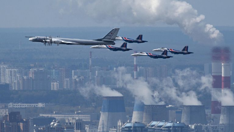 Стратегический бомбардировщик-ракетоносец Ту-95МС и истребители Су-35С пролетают над деловым центром Москва-сити и Поклонной горой во время генеральной репетиции воздушной части парад Стратегический бомбардировщик-ракетоносец Ту-95МС и истребители Су-35С пролетают над деловым центром Москва-сити и Поклонной горой во время генеральной репетиции воздушной части парад