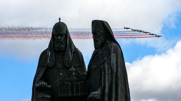 Штурмовики Су-25 на репетиции воздушной части парада в честь 77-й годовщины Победы в Великой Отечественной войне Штурмовики Су-25 на репетиции воздушной части парада в честь 77-й годовщины Победы в Великой Отечественной войне