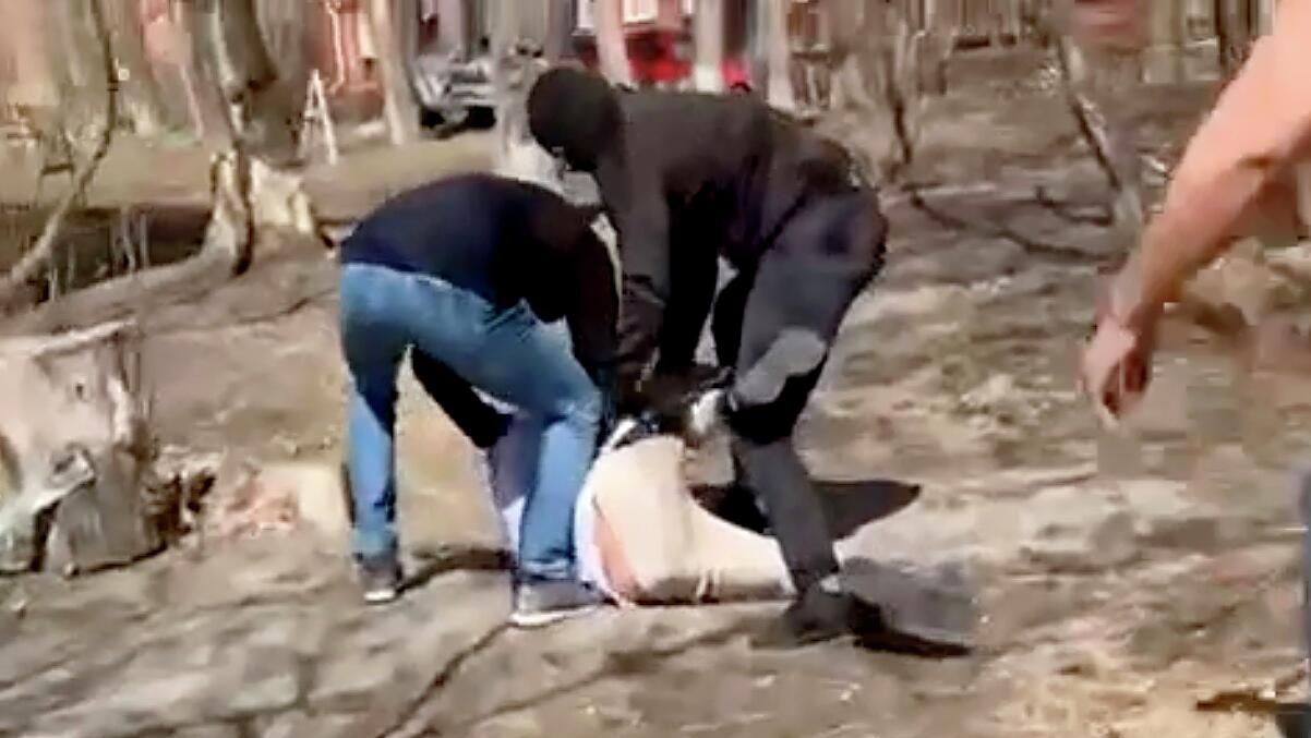 Задержание наркокурьера в Омске. Кадр видео Задержание наркокурьера в Омске. Кадр видео - РИА Новости, 1920, 04.05.2022