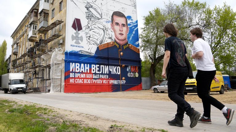 Граффити в честь подвига Ивана Величко, который погиб в ходе проведения специальной военной операции на Украине,  на стене дома № 36 по улице 20-летия Октября в Воронеже
