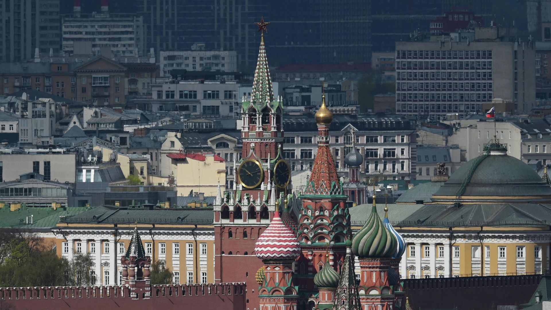 Вид на cобор Василия Блаженного и Спасскую башню Московского Кремля - РИА Новости, 1920, 30.06.2022