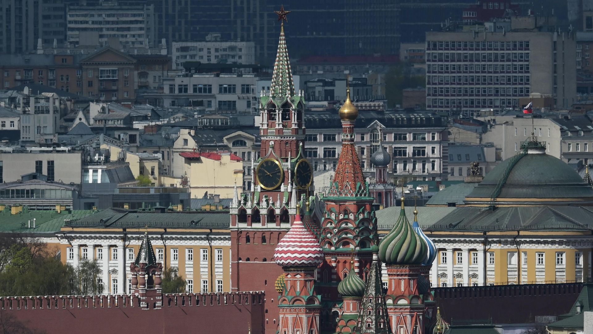 Вид на Собор Василия Блаженного и Спасскую башню Московского кремля Вид на Собор Василия Блаженного и Спасскую башню Московского кремля - РИА Новости, 1920, 28.05.2022