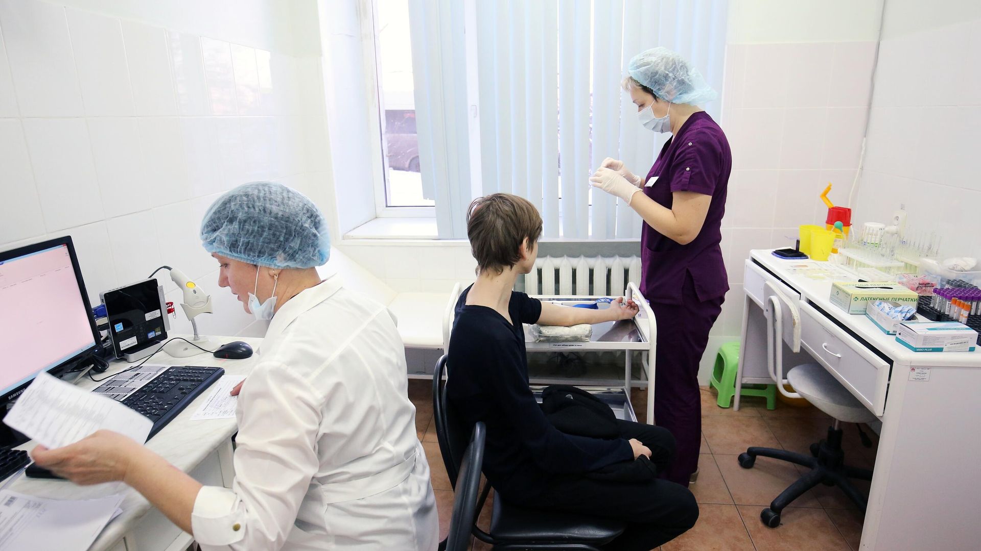 Врач берет кровь для анализа у пациента в процедурном кабинете Врач берет кровь для анализа у пациента в процедурном кабинете - РИА Новости, 1920, 24.08.2022