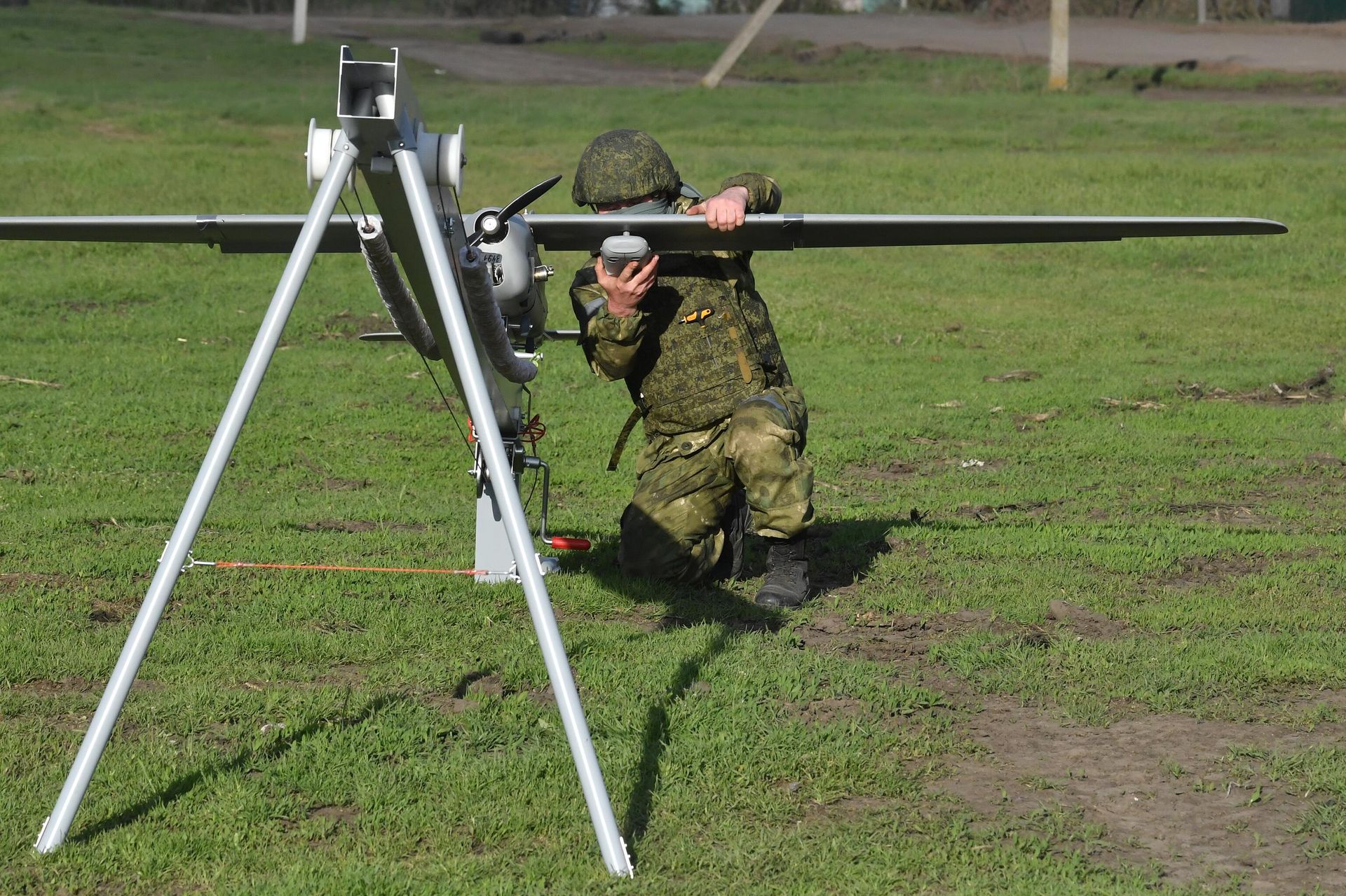 Военнослужащий ВC России запускает беспилотный летательный аппарат Орлан-10 на Харьковском направлении Военнослужащий ВC России запускает беспилотный летательный аппарат Орлан-10 на Харьковском направлении - РИА Новости, 1920, 06.09.2024