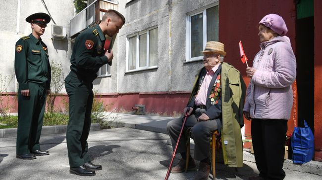 Курсанты Новосибирского военного ордена Жукова института им. генерала армии И.К. Яковлева войск национальной гвардии РФ во время церемонии поздравления участника Великой Отечественной войны Владимира Николаевича Синягина Курсанты Новосибирского военного ордена Жукова института им. генерала армии И.К. Яковлева войск национальной гвардии РФ во время церемонии поздравления участника Великой Отечественной войны Владимира Николаевича Синягина
