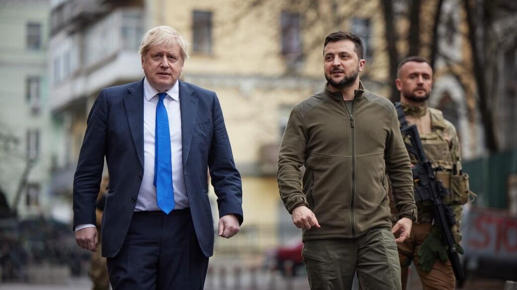 Премьер-министр Великобритании Борис Джонсон и президент Украины Владимир Зеленский во время встречи в Киеве Премьер-министр Великобритании Борис Джонсон и президент Украины Владимир Зеленский во время встречи в Киеве - РИА Новости, 1920, 19.06.2022