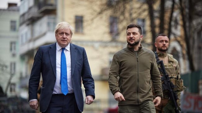 Премьер-министр Великобритании Борис Джонсон и президент Украины Владимир Зеленский во время встречи в Киеве