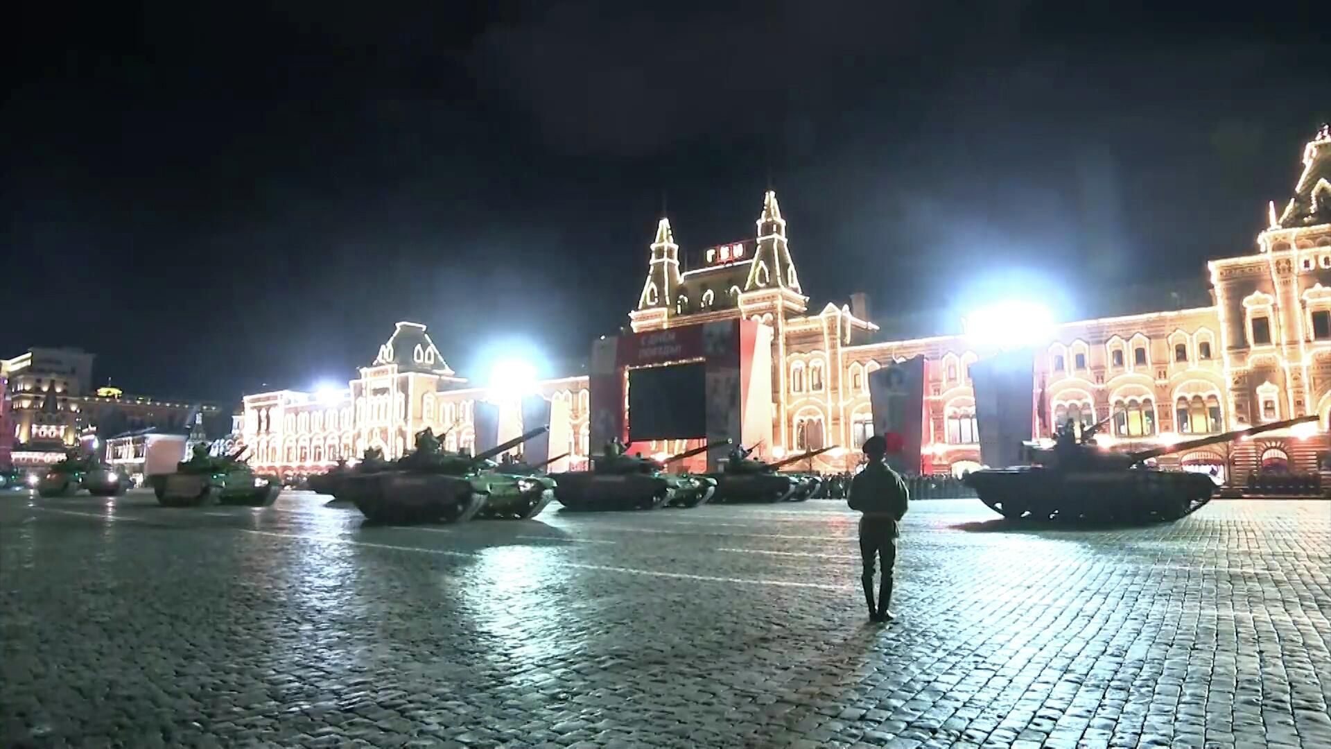 Ночная репетиция парада Победы в Москве Ночная репетиция парада Победы в Москве - РИА Новости, 1920, 05.05.2022