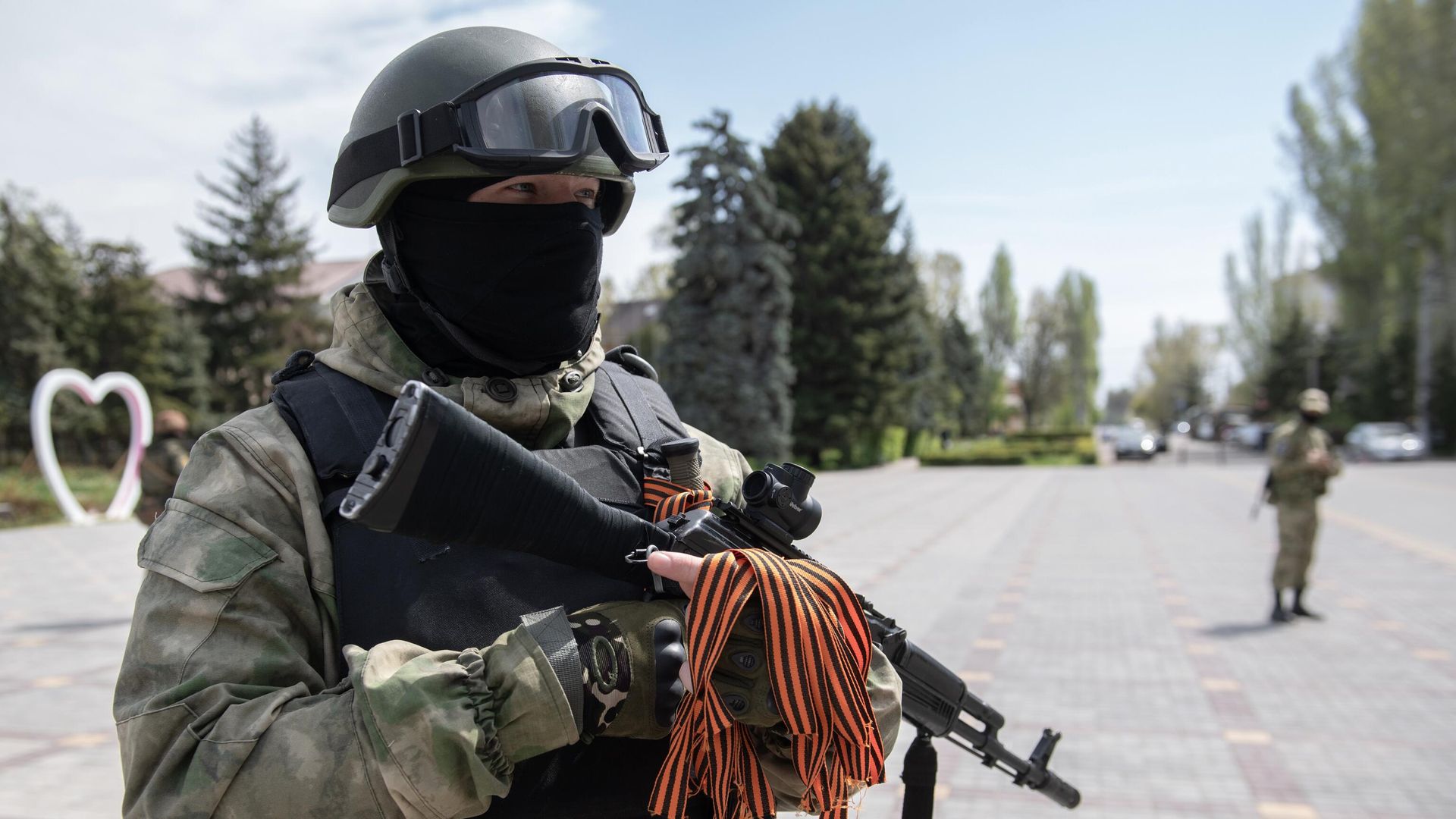 Российские военнослужащие раздают георгиевские ленточки жителям Херсонской области Российские военнослужащие раздают георгиевские ленточки жителям Херсонской области - РИА Новости, 1920, 07.05.2022